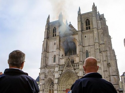 France Nantes cathedral fire ruins organ, shatters stained glass 15th-century arson suspected | फ्रांस के नांत स्थित सेंट पीटर सेंट पॉल कैथेड्रल में आग लगी, शीशे टूटे, 1972 में भी आग लगी थी, जानिए खासियत