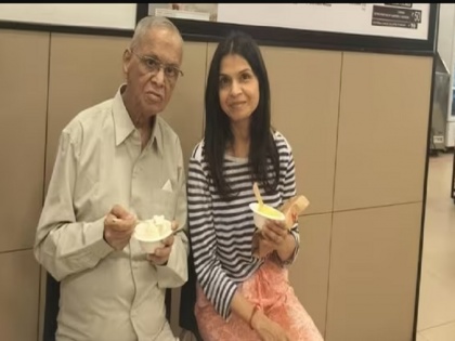 Viral: Narayan Murthy was eating ice cream with daughter Akshata, people saluted the simplicity on social media | Viral: नारायण मूर्ति बेटी अक्षता के साथ खा रहे थे आइसक्रीम, सोशल मीडिया पर लोगों ने उनकी सादगी को किया सलाम