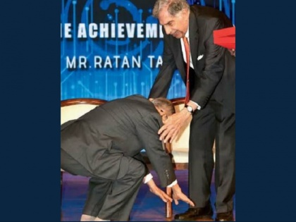 Infosys co-founder NR Narayana Murthy touches feet of Ratan Tata, Twitterati applauds | नारायणमूर्ति ने रतन टाटा के पैर छूकर लिया आशीर्वाद, यह देख सोशल मीडिया हुआ भावुक