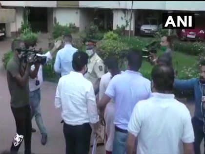 Maharashtra: Narcotics Control Bureau team reaches Rhea Chakraborty's residence in Mumbai | सुशांत सिंह मौत मामलाः रिया चक्रवर्ती के घर पहुंची नारकोटिक्स कंट्रोल ब्यूरो की टीम