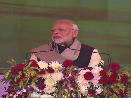 PM Narendra modi dedicates various development projects & addresses public meeting at Raebareli, UP | राफेल पर पीएम मोदी का पलटवारः कांग्रेस के रक्षा सौदों में होता है विदेशी मामा, हम करोड़ों भारतीयों के प्रति जवाबदेह