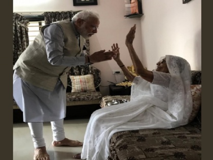 lok sabha election 2019 Narendra Modi met his mother before vote in Ahmedabad | पीएम मोदी ने वोट डालने से पहले लिया मां हीराबेन का आशीर्वाद, अहमदाबाद में करेंगे मतदान