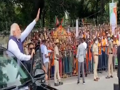 PM Narendra Modi stops car in Bengaluru to greet cheering crowd, watch video | पीएम नरेंद्र मोदी ने जब बेंगलुरु की सड़क पर रोका अपना काफिला और कार से निकल आए बाहर, देखें वीडियो