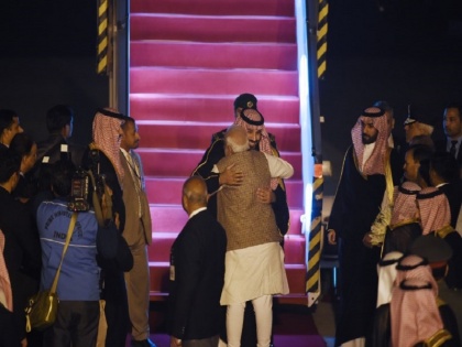congress criticises pm modi on breaking protocol to welcome saudi prince mohammad bin salman | सऊदी प्रिंस को गले लगाने पर कांग्रेस ने की पीएम मोदी की आलोचना, वीडियो ट्वीट कर कही ये बात