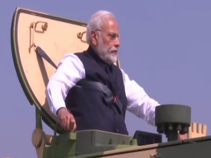 Prime Minister Narendra Modi rides a K-9 Vajra Self Propelled Howitzer built by Larsen & Toubro | वीडियो: PM मोदी ने हजीरा में एलएंडटी आर्मड सिस्टम्स कॉम्प्लेक्स का किया उद्घाटन