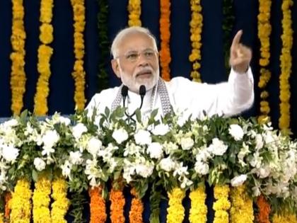 PM narendra modi address a public meeting in Valsad Gujarat | गुजरात के वलसाड में पीएम मोदी ने एक लाख से अधिक बहनों को दिया रक्षा बंधन का ये 'गिफ्ट' PM narendra modi address a public meeting in Valsad Gujarat | गुजरात के वलसाड में पीएम मोदी ने एक लाख से अधिक बहनों को दिया रक्षा बंधन का ये 'गिफ्ट'