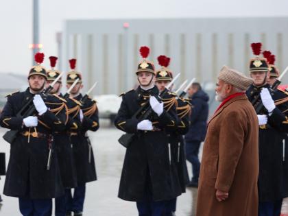 WATCH: French Army band plays the tune of national anthem 'Jana Gana Mana...' to welcome PM Modi, watch video | WATCH: पीएम मोदी के स्वागत में फ्रांसीसी सेना के बैंड ने बजाई राष्ट्रगान 'जन गण मन..' की धुन, देखें वीडियो WATCH: French Army band plays the tune of national anthem 'Jana Gana Mana...' to welcome PM Modi, watch video | WATCH: पीएम मोदी के स्वागत में फ्रांसीसी सेना के बैंड ने बजाई राष्ट्रगान 'जन गण मन..' की धुन, देखें वीडियो