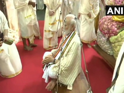 Kerala PM Narendra Modi offers prayers at Sri Krishna Temple in Guruvayur of Thrissur | केरल: पीएम मोदी ने गुरुवायुर मंदिर में की विशेष पूजा-अर्चना, 112 किलो कमल के फूल से तौले गए