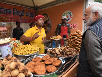 PM modi Enjoys Litti Chokha Kulhad Chai In Hunar Haat delhi | ‘हुनर हाट’ में प्रधानमंत्री नरेंद्र मोदी ने खाया लिट्टी-चोखा, कुल्हड़ की चाय पी, 120 रुपये अपने पॉकेट से दिए