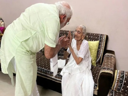 PM Narendra Modi mother 100th Birthday on 18 June, road in Gandhinagar to be named after her | पीएम नरेंद्र मोदी की मां हीराबा के नाम पर गांधीनगर में रखा जाएगा सड़क का नाम, 18 जून को हो जाएंगी 100 साल की