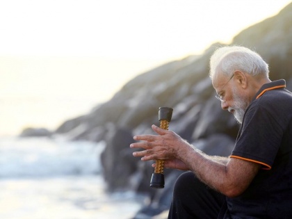 PM Modi had acupressure roller while plugging on the beach, know its big benefits | समुद्र किनारे प्लॉगिंग करते वक्त पीएम मोदी के हाथ में था एक्यूप्रेशर रोलर, जानें इसके बड़े-बड़े फायदे