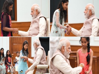 PM Narendra Modi celebrated Rakshabandhan, tied Rakhi from daughters of PMO employees | पीएम नरेंद्र मोदी ने अलग अंदाज में मनाया रक्षाबंधन, PMO के कर्मचारियों की बेटियों से बंधवाई राखी