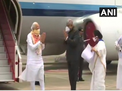 Cyclone Amphan: PM Narendra Modi received by West Bengal CM Mamata Banerjee on arrival at Kolkata Airport | तूफान 'अम्फान' ने मचाई तबाहीः हालात देखने पीएम मोदी पहुंचे कोलकाता, सीएम ममता बनर्जी ने किया रिसीव