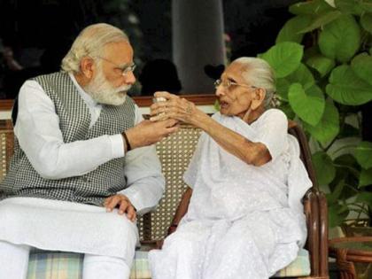 PM Modi Narendra Meets His Mother hiraba Gujarat visit | गुजरात दौरे से वक्त निकालकर माँ से मिलने पहुंचे पीएम मोदी, सिर्फ 30 मिनट ही रहे साथ
