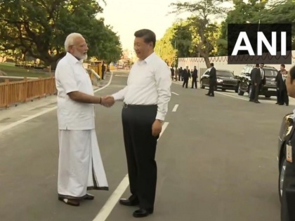 PM Narendra Modi gifts Xi Jinping Annam lamp and Thanjavur painting | पीएम मोदी ने चीन के राष्ट्रपति जिनपिंग को दिया ये खास तोहफा, सोशल मीडिया पर छाई फोटो