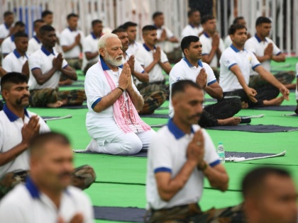 Jharkhand: Prime Minister Narendra Modi breaks protocol, practiced yoga with army jawans | झारखंड: प्रधानमंत्री मोदी ने तोड़ा प्रोटोकॉल, सेना के जवानों के बीच किया योगाभ्यास