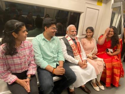 Prime Minister Narendra Modi travels in metro to attend centenary celebrations of Delhi University video of conversation with passengers goes viral | पीएम मोदी ने दिल्ली विश्वविद्यालय के शताब्दी समारोह में शामिल होने के लिए मेट्रो में किया सफर, यात्रियों से बातचीत का वीडियो वायरल