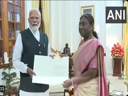 Narendra Modi meets President Murmu, stakes claim to form govt | राष्ट्रपति ने मोदी को प्रधानमंत्री पद के लिए मनोनीत किया, रविवार की शाम होगा शपथग्रहण समारोह Narendra Modi meets President Murmu, stakes claim to form govt | राष्ट्रपति ने मोदी को प्रधानमंत्री पद के लिए मनोनीत किया, रविवार की शाम होगा शपथग्रहण समारोह