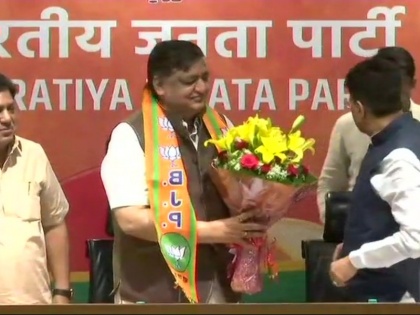 Naresh Agrawal joins BJP in the presence of Union Minister Piyush Goyal at BJP headquarters in DelhI | सपा को झटका, दिग्गज नेता नरेश अग्रवाल ने थामा BJP का दामन