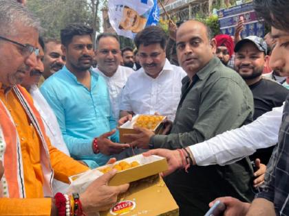 Punjab Election Results 2022 AAP wins, Naresh Balyan reaches to Kumar Vishwas home | पंजाब में चली झाड़ू तो गाजियाबाद में 500 कारों के साथ कुमार विश्वास को मिठाई खिलाने पहुंच गए 'आप' नेता, देखें वीडियो