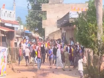 Several injured in stone pelting on VHP procession in Gujarat’s Narmada; 30 held | गुजरात के नर्मदा में वीएचपी के जुलूस पर हुआ पथराव, कई घायल, 30 लोग गिरफ्तार