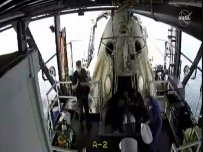 spacex pacex capsule with two nasa astronauts makes splashdown in gulf of mexico | NASA के अंतरिक्षयात्री 45 साल में पहली बार समुद्र में उतरे, अमेरिका ने रचा इतिहास