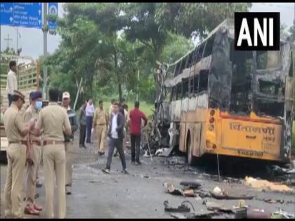 Maharashtra Bus fire in Nashik 8 people burnt alive injured admitted to hospital | नासिकः ट्रक से टकराने के बाद बस में लगी आग, नाबालिग सहित 11 लोगों की मौत, पीएम ने की अनुग्रह राशि की घोषणा