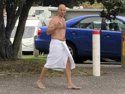Nasser Hussain seen walking around in just a towel, Social Media trolls him | सिर्फ तौलिये में नजर आया ये क्रिकेटर, सोशल मीडिया पर लोगों ने जमकर किया ट्रोल!