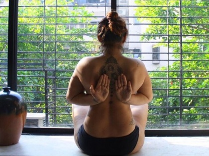 unseen pice of indian yogini and yoga expert natasha noel | कभी बिकिनी में तो कभी न्यूड होकर योगा करती है ये 24 वर्षीय लड़की, हैरान कर देंगे योगा मूव्स