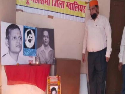 in Madhya Pradesh Hindu Mahasabha celebrates 111th birth anniversary of Nathuram Godse Congress attacks BJP | मध्य प्रदेश में हिंदू महासभा ने मनाई नाथूराम गोडसे की जयंती, कांग्रेस और बीजेपी के बीच जुबानी जंग