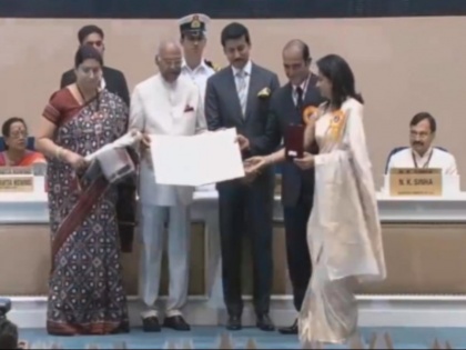 national film awards 2018 vinod khanna family emotional while taking dadasaheb phalke award | National Film Awards: मां संग दादा साहब फाल्के लेने पहुंचे अक्षय खन्ना, कहा-काश पापा खुद लेते यह अवॉर्ड