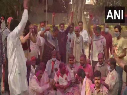 Holi festival 2022 is an alarm bell for people with ringworm eczema problem know how color bad effect face health tips in hindi | Holi 2022 Health Tips: दाद और एक्जिमा की समस्या वाले लोगों के लिए होली है खतरे की घंटी; जानें रंग कैसे डालते है हमारे चेहरे पर बुरा असर