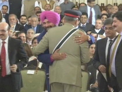 Navjot singh sidhu back after imran khan swearing explain why hugging pak army chief | पाकिस्तान से लौटे नवजोत सिंह सिद्धू के बदले सुर, बताया क्यों, जनरल बाजवा से मिले गले