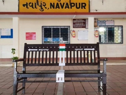 one bench, 2 states seat Navapur Railway Station platform divided by Maharashtra-Gujarat border Announcements four languages | दो राज्यों के बीच आधा-आधा बंटा हुआ है भारत का ये रेलवे स्टेशन, अनाउंसमेंट चार भाषा में, जानें आखिर क्या है पूरा मामला