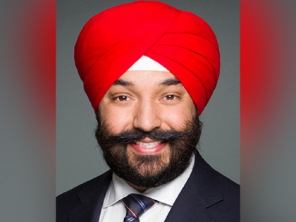 Sikh minister from Canada made to remove turban in US, apologies after controversy | कनाडा के सिख मंत्री की अमेरिकी एयरपोर्ट पर उतरवाई गई थी पगड़ी, विवाद होने पर माँगी माफी