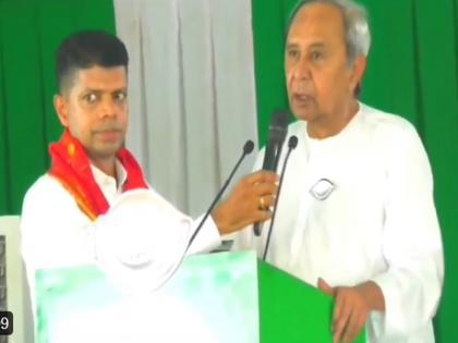 Odisha CM Naveen Patnaik's hands were seen trembling during the speech, people's anger rained on Pandian | WATCH: भाषण के दौरान ओडिशा के सीएम नवीन पटनायक के हाथ कांपते वीडियो वायरल, पांडियन पर फूटा लोगों का गुस्सा