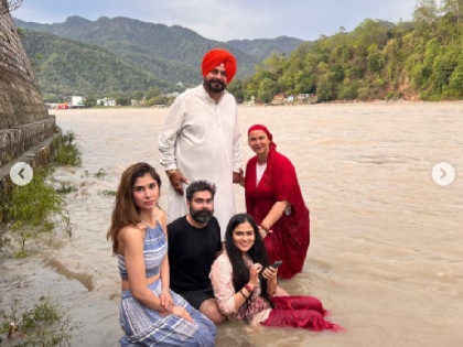 Navjot Singh Sidhu son got engaged on Ganga shore Congress leader shared pictures with daughter-in-law | नवजोत सिंह सिद्धू के बेटे की गंगा किनारे हुई सगाई, कांग्रेस नेता ने बहू के साथ तस्वीरें की शेयर