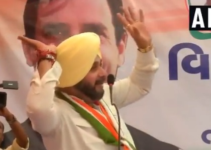 Navjot Singh Sidhu controversial comment on pm modi in Ahmedabad Lok Sabha election 2019 | Video:नवजोत सिंह सिद्धू ने फिर साध पीएम मोदी पर निशाना, योग के पोज कर 'राष्ट्रभक्ति' पर उठाए सवाल