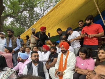 Navjot Singh Sidhu Meets Protesting Wrestlers | प्रदर्शनकारी पहलवानों से मिले नवजोत सिंह सिद्धू, ट्वीट कर कहा- दोषी को बचाया जा रहा है