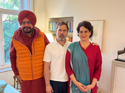 Congress leader Navjot Singh Sidhu meets Rahul Gandhi and Priyanka Gandhi Vadra see pics | राहुल और प्रियंका गांधी से मिले नवजोत सिंह सिद्धू, मुलाकात की तस्वीर टि्वटर पर साझा की