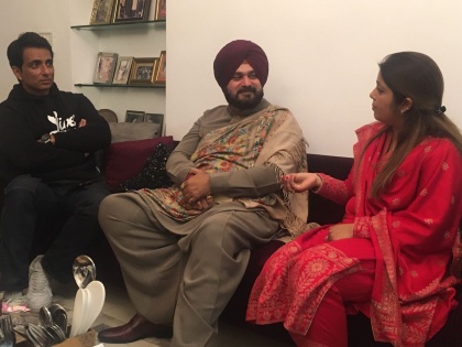 Punjab Election 2022 Navjot Singh Sidhu meets actor Sonu Sood and his sister residence in Moga | Punjab Election 2022: सोनू सूद की बहन मालविका कांग्रेस में शामिल, मोगा से लड़ेंगी चुनाव
