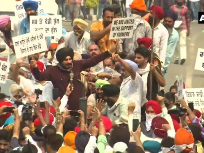 Punjab Congress leader Navjot Singh Sidhu protest Amritsar support farmers demonstrating against the passage of agriculture reform bills in the Parliament | कृषि विधेयकः सड़क पर उतरे पूर्व मंत्री नवजोत सिंह सिद्धू, कहा-किसान मेरे प्राण है, मेरी जान है और मेरी पगड़ी