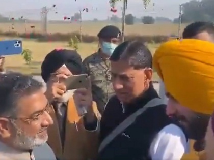 Punjab Navjot Singh Sidhu calls Imran Khan ‘Bade Bhai’ Kartarpur visit Sambit Patra Amit Malviya Congress see video | करतारपुर पहुंचे नवतोज सिंह सिद्धू, पाक पीएम इमरान खान को कहा-बड़ा भाई, संबित पात्रा ने राहुल गांधी पर किया हमला, अमित मालवीय ने शेयर किया वीडियो