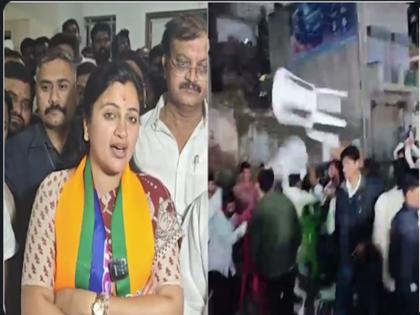 VIDEO: Crowd attacks former BJP MP Navneet Rana's rally in Maharashtra, chairs thrown at her | VIDEO: महाराष्ट्र में पूर्व भाजपा सांसद नवनीत राणा की रैली पर भीड़ का हमला, उन पर फेंकी गईं कुर्सियां VIDEO: Crowd attacks former BJP MP Navneet Rana's rally in Maharashtra, chairs thrown at her | VIDEO: महाराष्ट्र में पूर्व भाजपा सांसद नवनीत राणा की रैली पर भीड़ का हमला, उन पर फेंकी गईं कुर्सियां