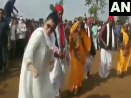 Independent MP from Maharashtra won heart by dancing with tribal women, see VIDEO | होली पर महाराष्ट्र की निर्दलीय सांसद ने आदिवासी महिलाओं संग डांस कर जीता दिल, देखें VIDEO