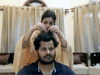 amravati MP Navneet Kaur cut hair her MLA Husband Ravi Rana | सांसद पत्नी ने काटे विधायक पति के बाल, सोशल मीडिया पर वायरल हुआ वीडियो