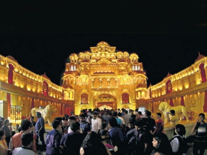 Navratra 2019 Maa durga pandal decorated with gold and silver ornaments in kolkata | कोलकाता: मां दुर्गा का 10 करोड़ के सोने-चांदी के गहनों से किया श्रृंगार, 12 करोड़ में बना मौर्यकालीन स्वर्णिम पंडाल