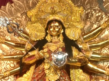 Navratri 2019: The idol of goddess durga made of 50 kg gold in kolkata | Navratri 2019: 50 किलो सोने से बनी मां दुर्गा की प्रतिमा हुई स्थापित, पंडाल का इंटीरियर शीश महल की रिप्लिका जैसा