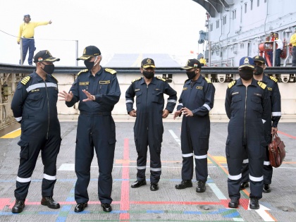 Indian Navy Preparations war maritime zone ship destroyed anti-ship missile watch video | भारतीय नौसेनाः समुद्री क्षेत्र में युद्ध की तैयारी, पोत-रोधी मिसाइल से जहाज को किया नष्ट, देखें वीडियो