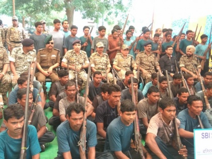 62 naxals with 51 country made weapons have surrendered in Narayanpur Chhattisgarh | छत्तीसगढ़ विधानसभा चुनाव से पहले 62 नक्सलियों ने 51 हथियारों के साथ किया सरेंडर